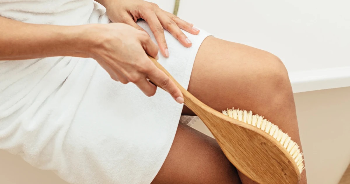 The Benefits Of Dry Brushing Skin And How To Do It The Right Way